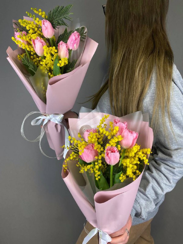 Букет из 5 розовых тюльпанов с душистой лавандой. Упакованы в крафтовую бумагу.  Диаметр: 12 см Высота: 30 см